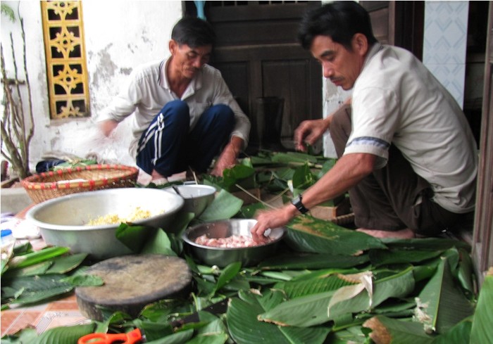 "Bánh trưng là một món ăn truyền thống của người Việt Nam vào mỗi dịp Tết đến. Đây là một món ăn vừa độc đáo, vừa ngon lành vừa gắn liền với truyền thuyết dân tộc lâu đời. Bánh trưng được làm từ gạo nếp thơm lừng, nhân bánh gồm có thịt lơn, đỗ xanh trộn vào với nhau nêm gia vị chứa tinh chất Umami đậm đà. Bánh được gói trong lá dong xanh rồi luộc trên bếp than đến khi chín mềm. Khi ăn có thể dùng với nước mắm hoặc dưa hành thì không gì tuyệt bằng. Đây là một món ăn độc đáo, mang đầy màu sắc dân tộc"